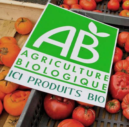 utopylogie étal de tomates avec une pancarte du label Agriculture biologique Français